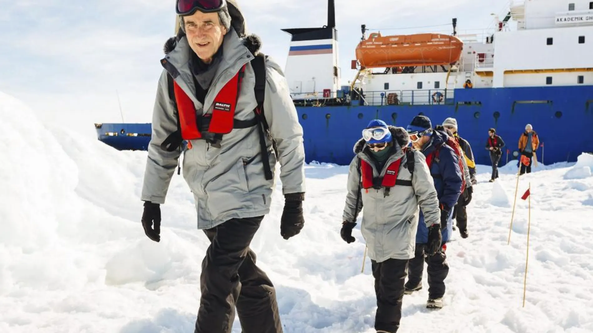 Varios pasajeros de la expedición que viajaba en el barco ruso Akadémik Shokálskiy, que quedó atrapado en el hielo antártico