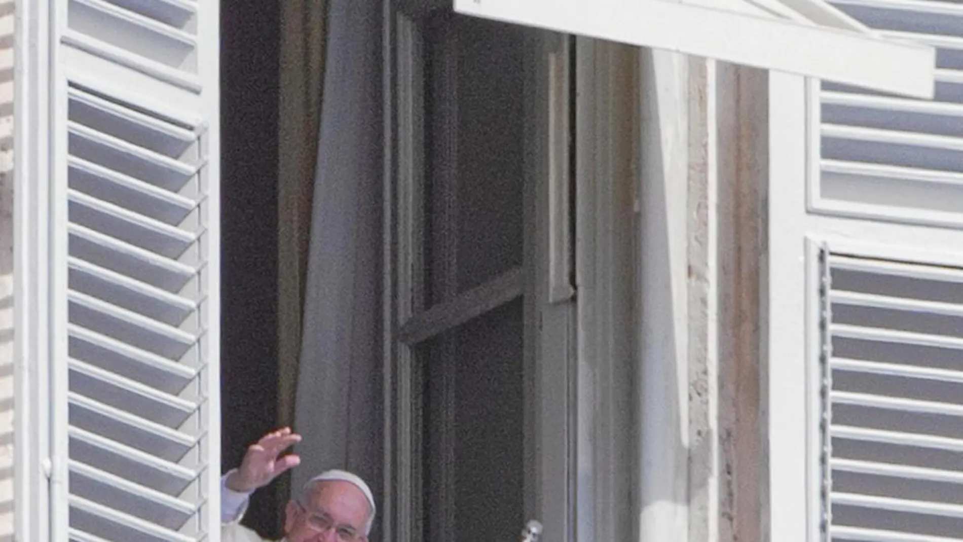 Francisco saludó desde el que fuera el apartamento personal de los papas