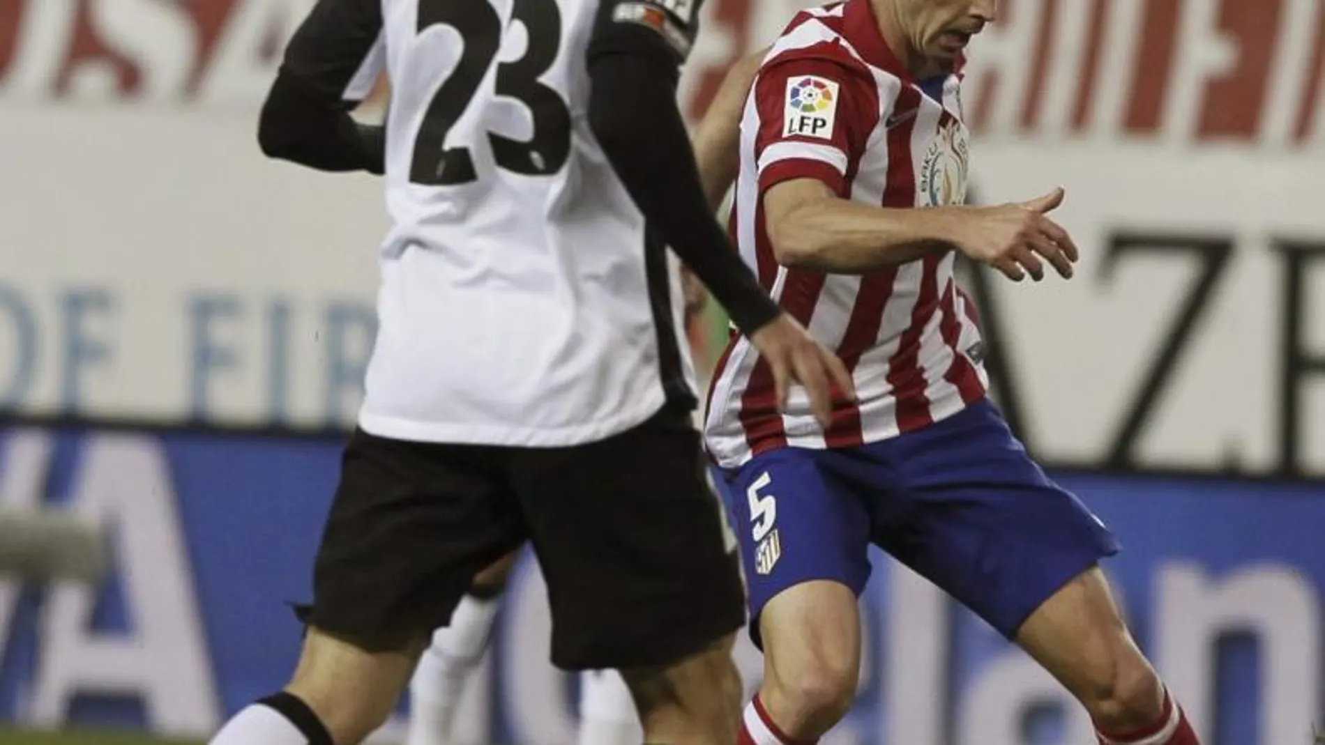Tiago Mendes controla el balón junto a Sergio Canales, del Valencia CF