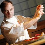 Pedro Espina, mientras elabora en el restaurante Soy unas piezas de sushi