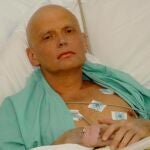 El ex espía Alexander Litvinenko en 2006, poco antes de morir, en Londres tras ser envenenado con polonio