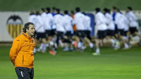 El nuevo técnico del Valencia, Juan Antonio Pizzi, dirigie hoy su primer entrenamiento como nuevo responsable de la plantilla valencianista, que ha coincidido con la primera sesión de trabajo del equipo