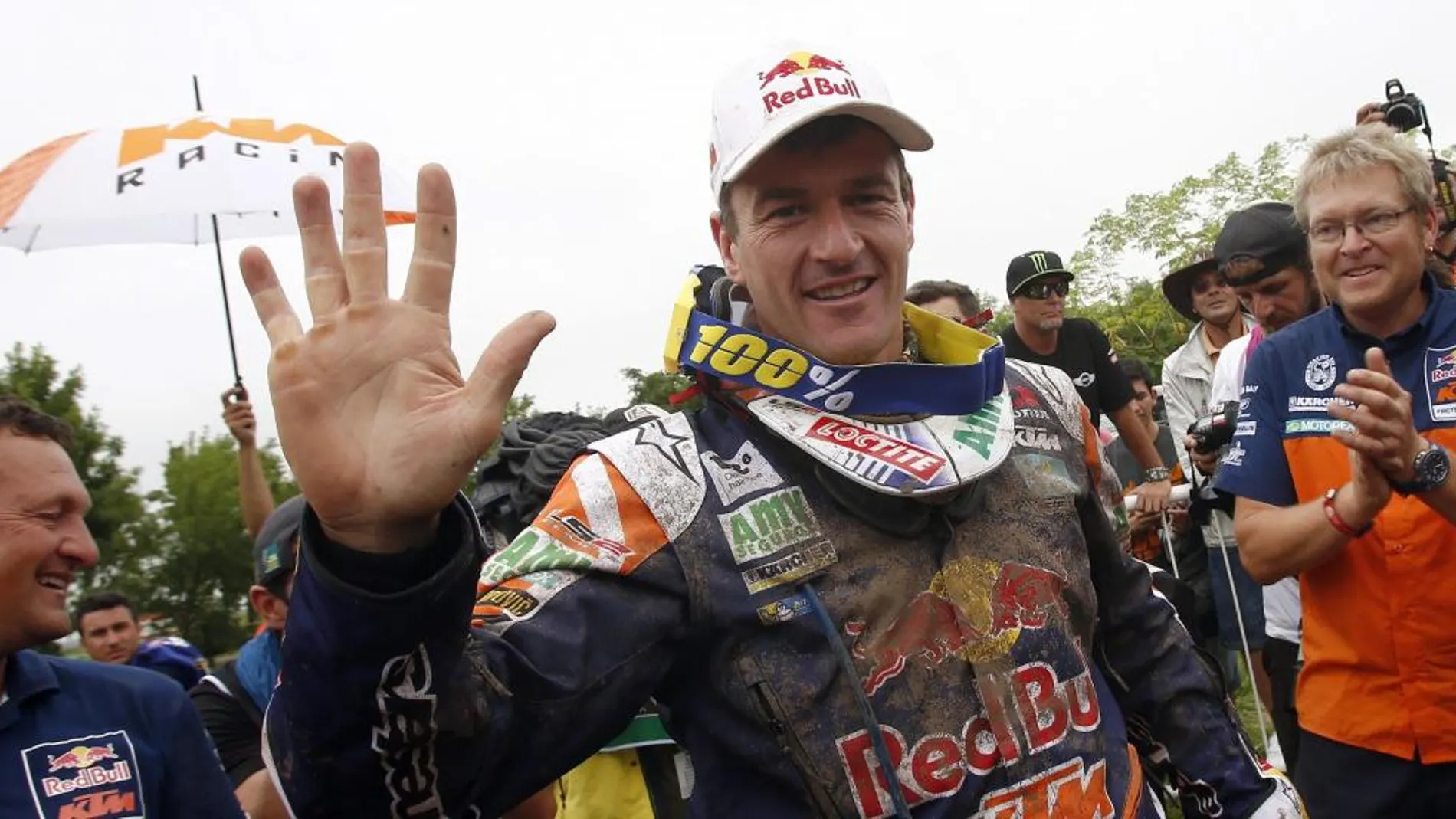 El piloto español Marc Coma del equipo Red Bull KTM Factory Rally celebra con su equipo la victoria en el Dakar 2015