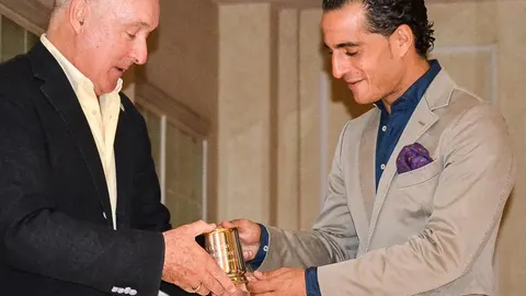Andrew Moore, vicepresidente del Club Taurino de Londres, entrega a Fandiño