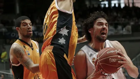 El base del Real Madrid Sergio Llull (d), avanza con el balón durante el partido correspondiente a la decimoquinta jornada de la Liga ACB