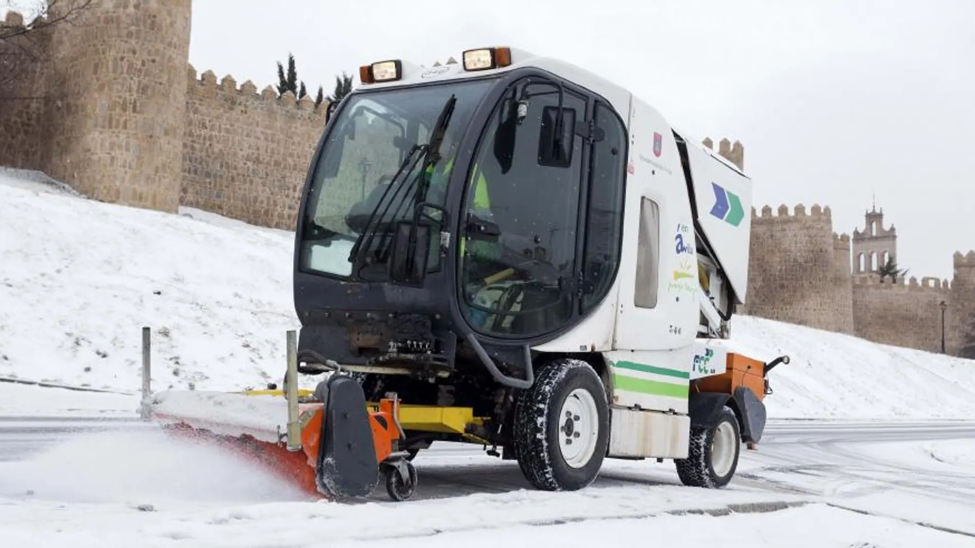 Una máquina quitanieves retira la nieve caída durante la noche y a primeras horas de la mañana de las calles de Ávila