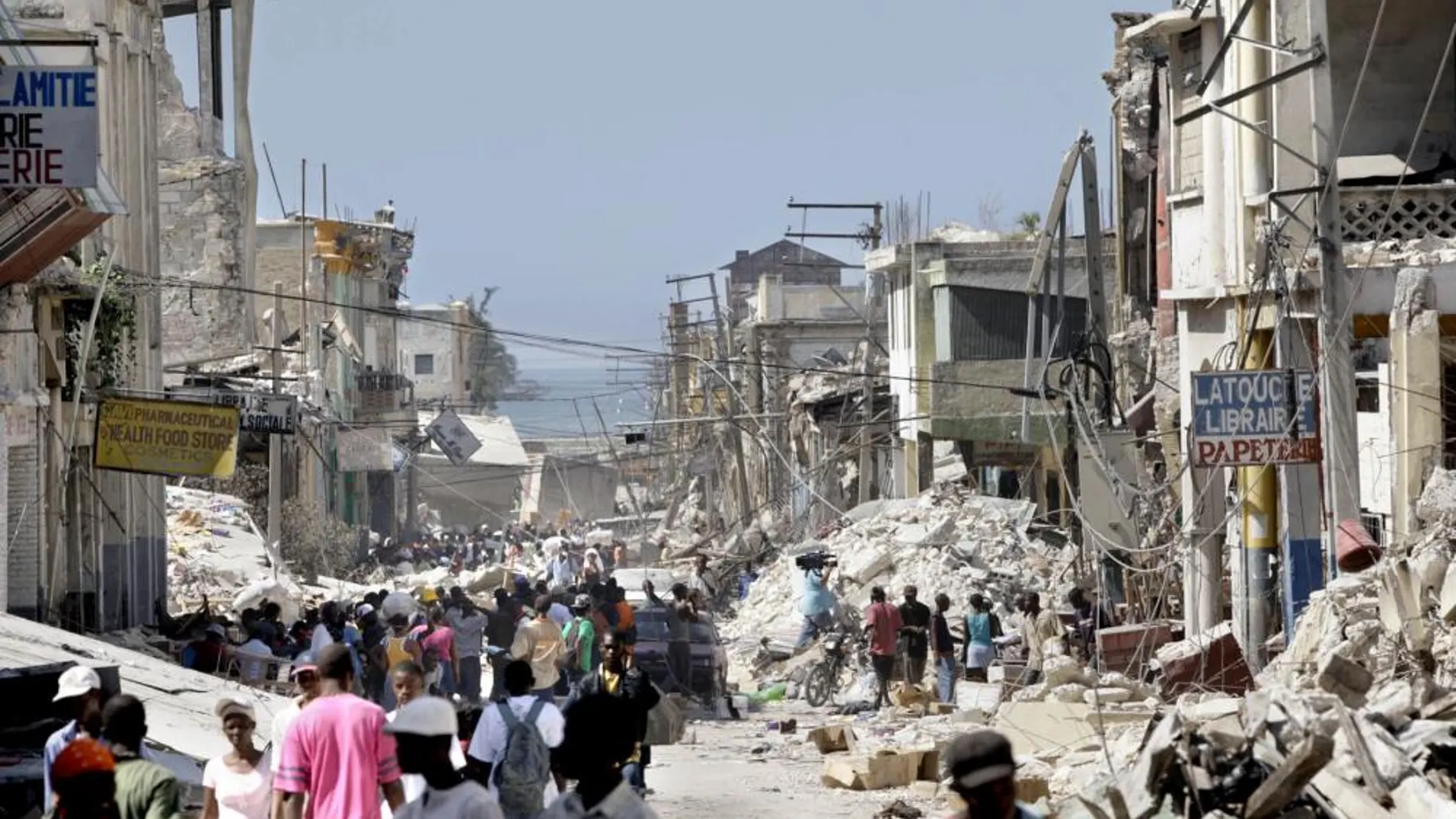 Imagen de una calle de Puerto Príncipe tras el terremoto.