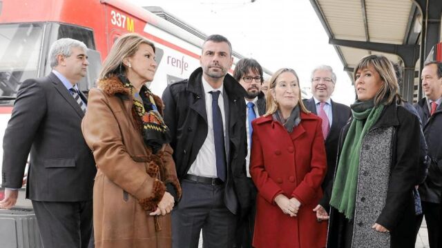 La ministra Pastor, en Hospitalet de Llobregat, donde anunció que ordenaría revisar el proyecto