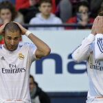 Los jugadores del Real Madrid Cristiano Ronaldo (d) y Karim Benzemá, se lamentan tras el segundo gol del Osasuna en el partido correspondiente a la decimosexta jornada de Liga BBVA que el Osasuna y el Real Madrid han disputado hoy en el estadio de El Sadar.