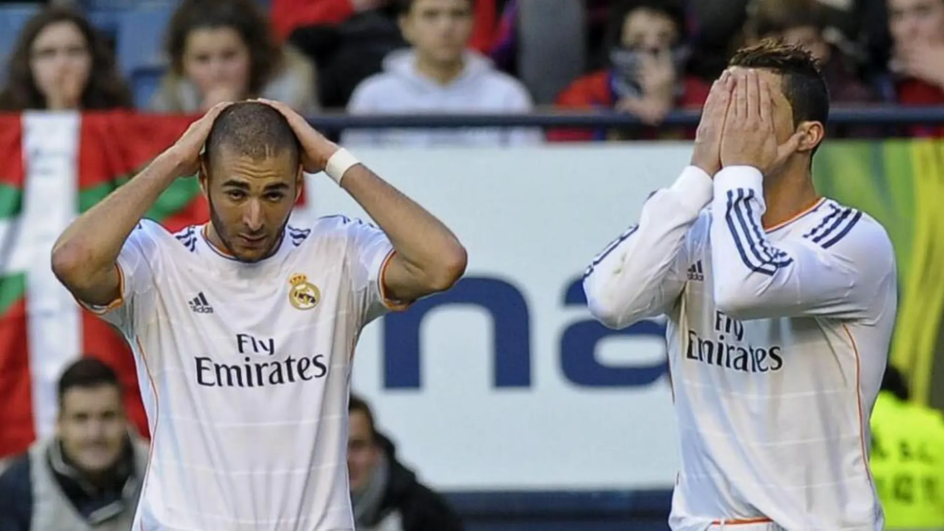 Los jugadores del Real Madrid Cristiano Ronaldo (d) y Karim Benzemá, se lamentan tras el segundo gol del Osasuna en el partido correspondiente a la decimosexta jornada de Liga BBVA que el Osasuna y el Real Madrid han disputado hoy en el estadio de El Sadar.