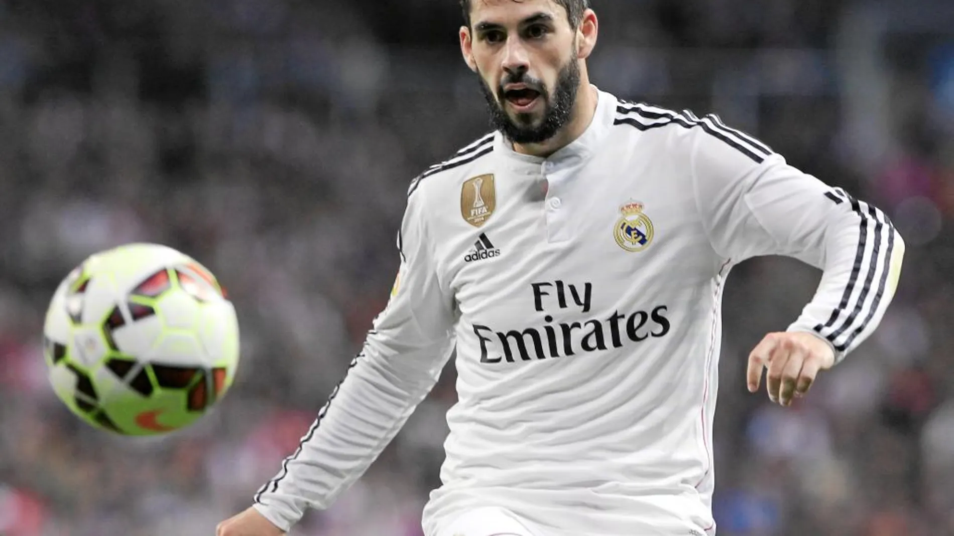 Isco, con la pelota, en el encuentro de ayer