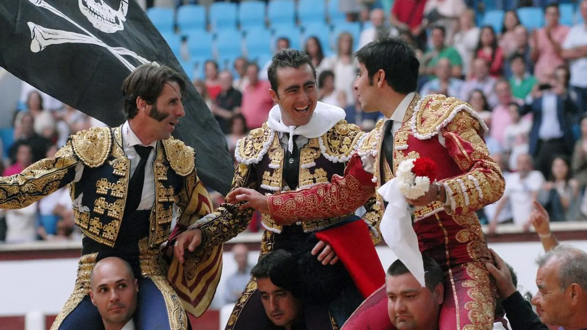 Padilla, El Fandi y Perera, a hombros tras protagonizar una tarde triunfal