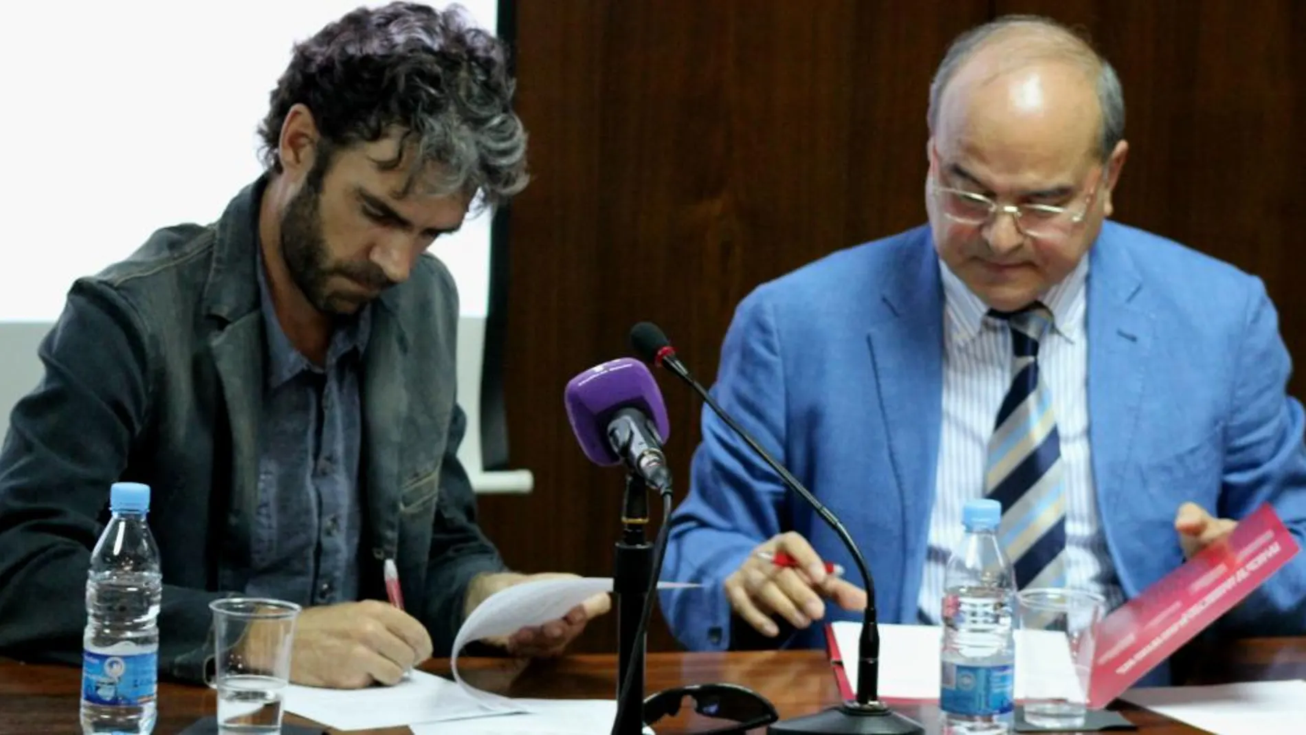 José Tomás junto a su médico personal, Rogelio Pérez Cano, en el momento de la firma del convenio