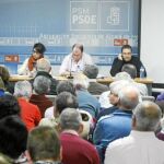 Un momento de la asamblea que se celebró ayer en la agrupación socialista de Alcalá de Henares