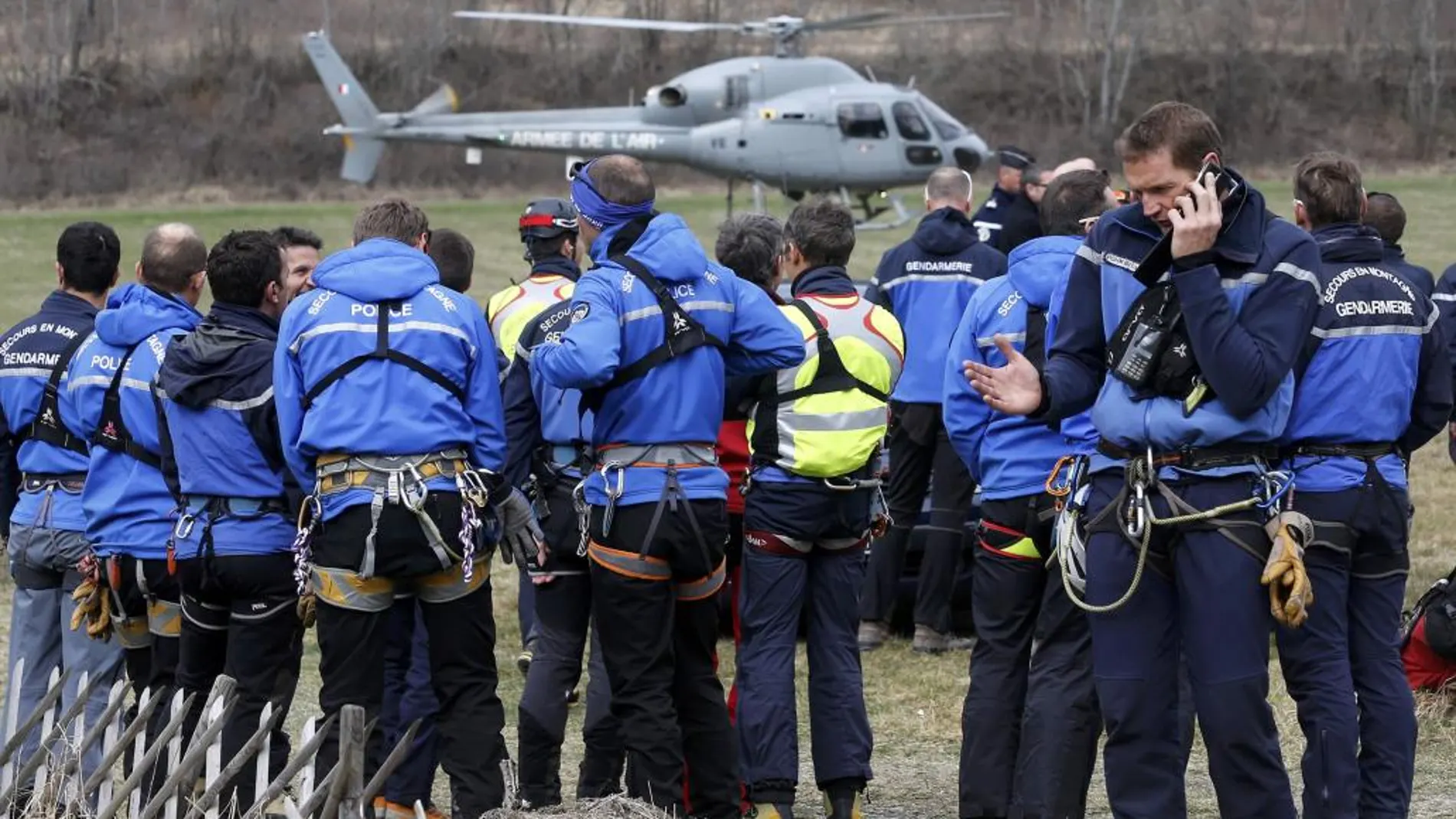 Polícias frances y gendarmen alpinos se preparan para iniciar los trabajos de rescate