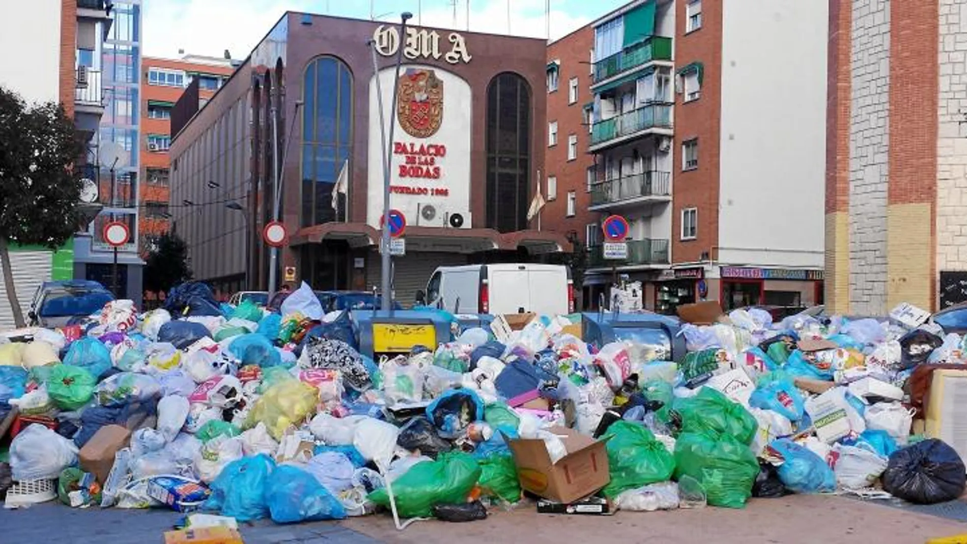 La huelga de recogida de basuras, que hoy cumple su octava jornada, también afecta a empresas privadas