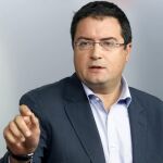 Oscar López.