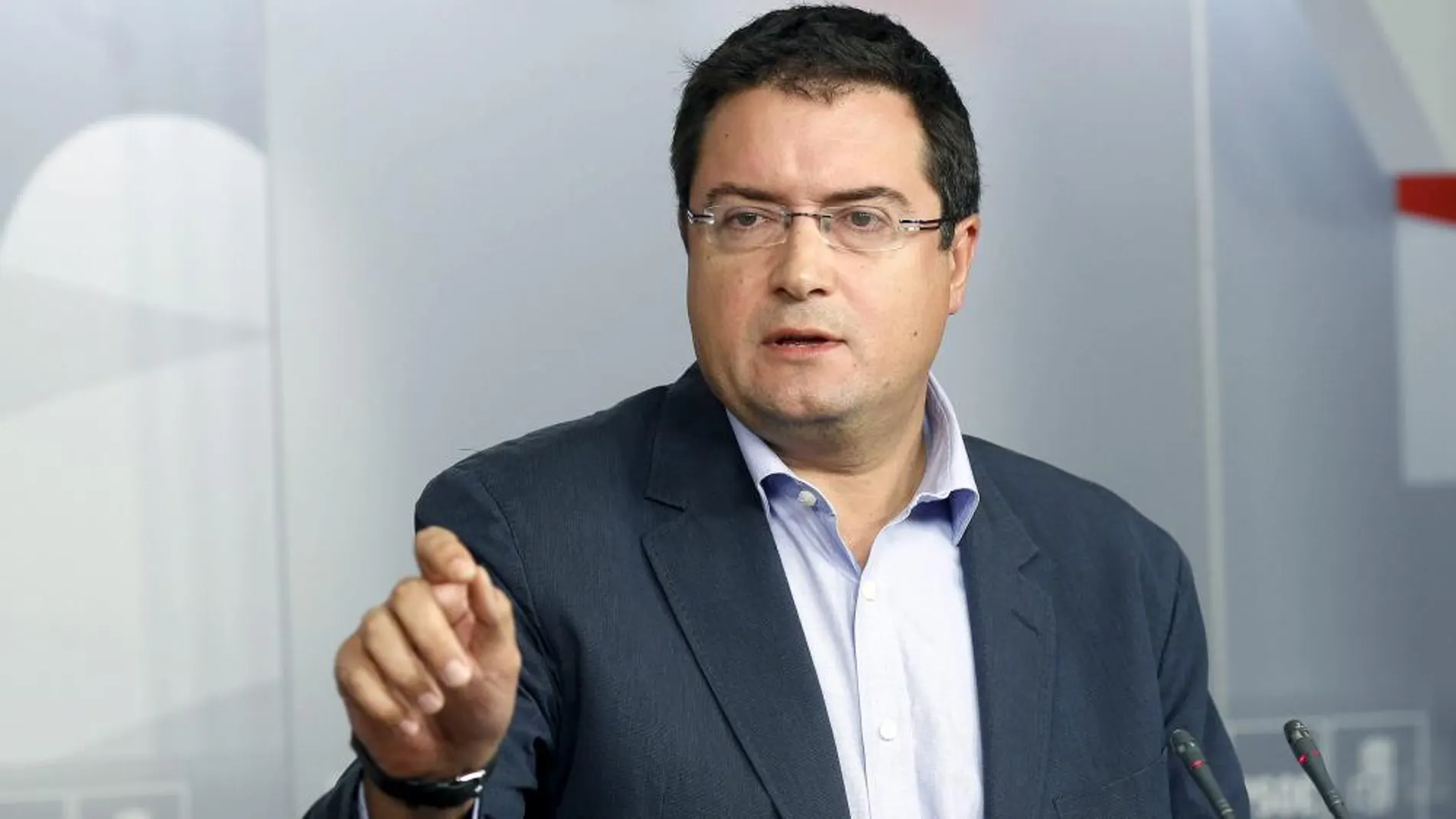 Oscar López.