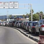 Colas de vehículos esperan para poder embarcar hoy La linea de la Conmcepcion para embarcar en Gibraltar durante la operación paso del Estrecho.