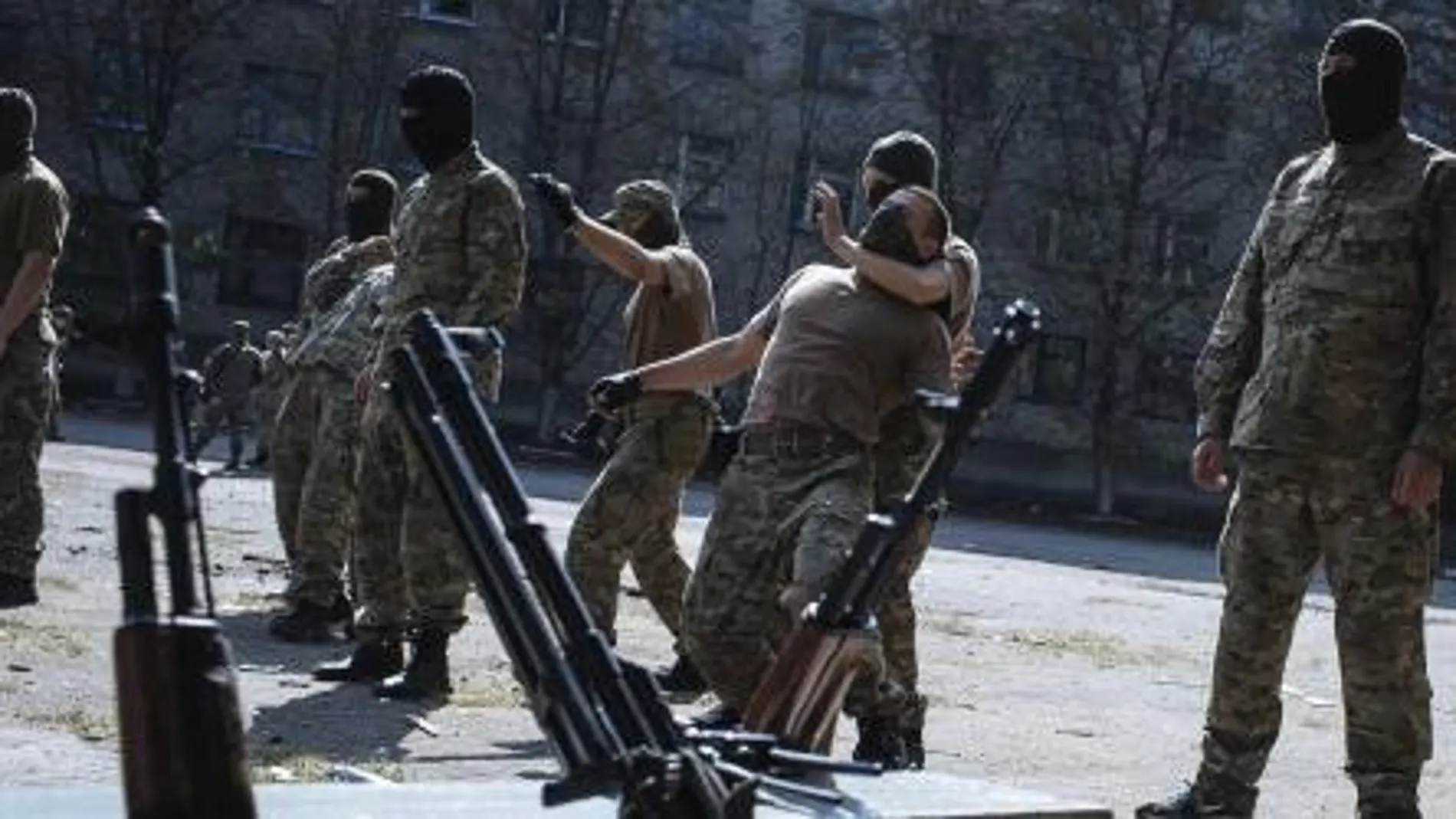 Soldados del batallón de voluntarios del batallón policial autodenominado 'Sich' durante un entrenamiento en la ciudad de Slaviansk