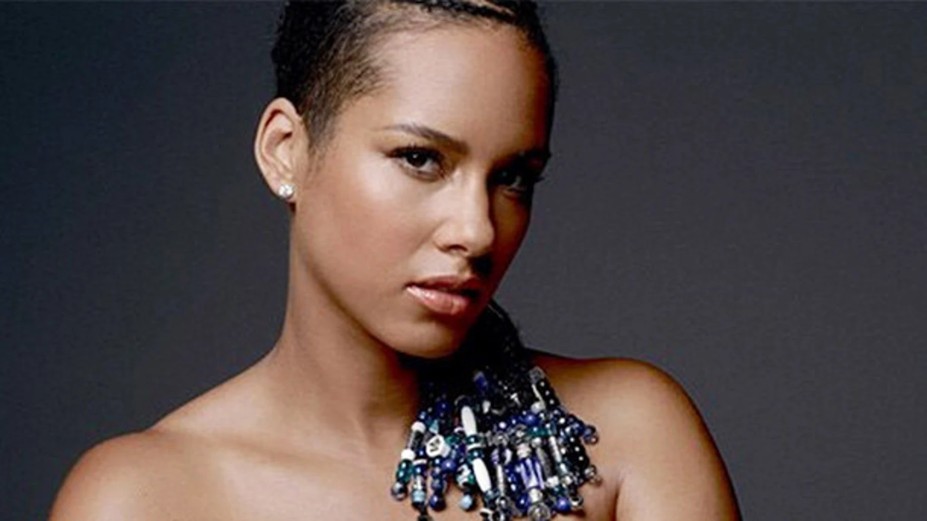 Alicia Keys muestra su embarazo al desnudo por una buena causa