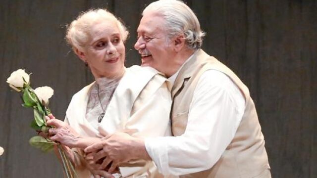 Mario Gas y Vicky Peña, como el patriarca de la familia protagonista y su esposa, en un momento de la función