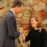 El Rey, con la vicepresidenta del Gobierno y ministra de la Presidencia, Soraya Sáenz de Santamaría.
