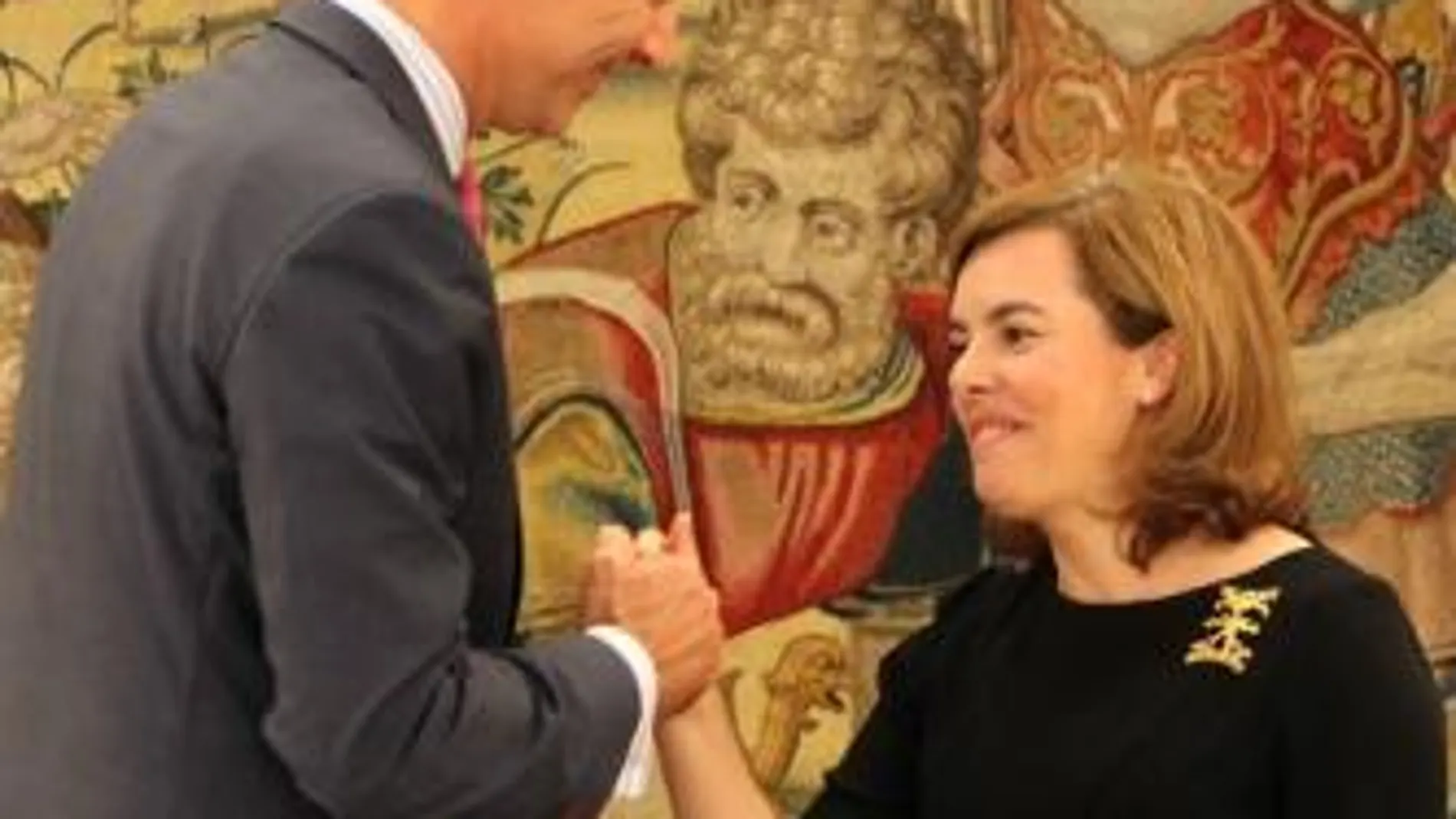 El Rey, con la vicepresidenta del Gobierno y ministra de la Presidencia, Soraya Sáenz de Santamaría.
