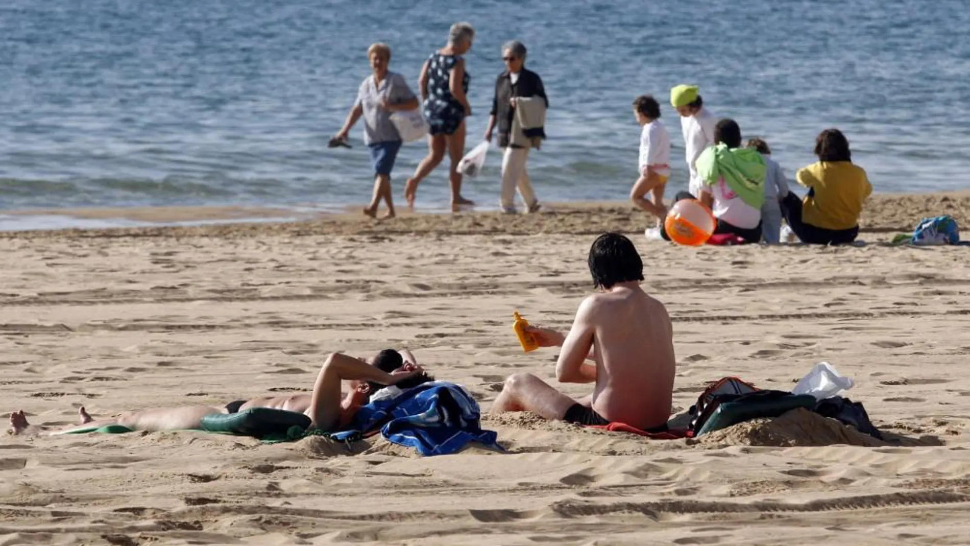 La playa de Benidorm, en un caluroso día de invierno