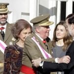 El Rey Juan Carlos, junto a la Reina Sofía y los Príncipes de Asturias, saluda al presidente del Gobierno, Mariano Rajoy