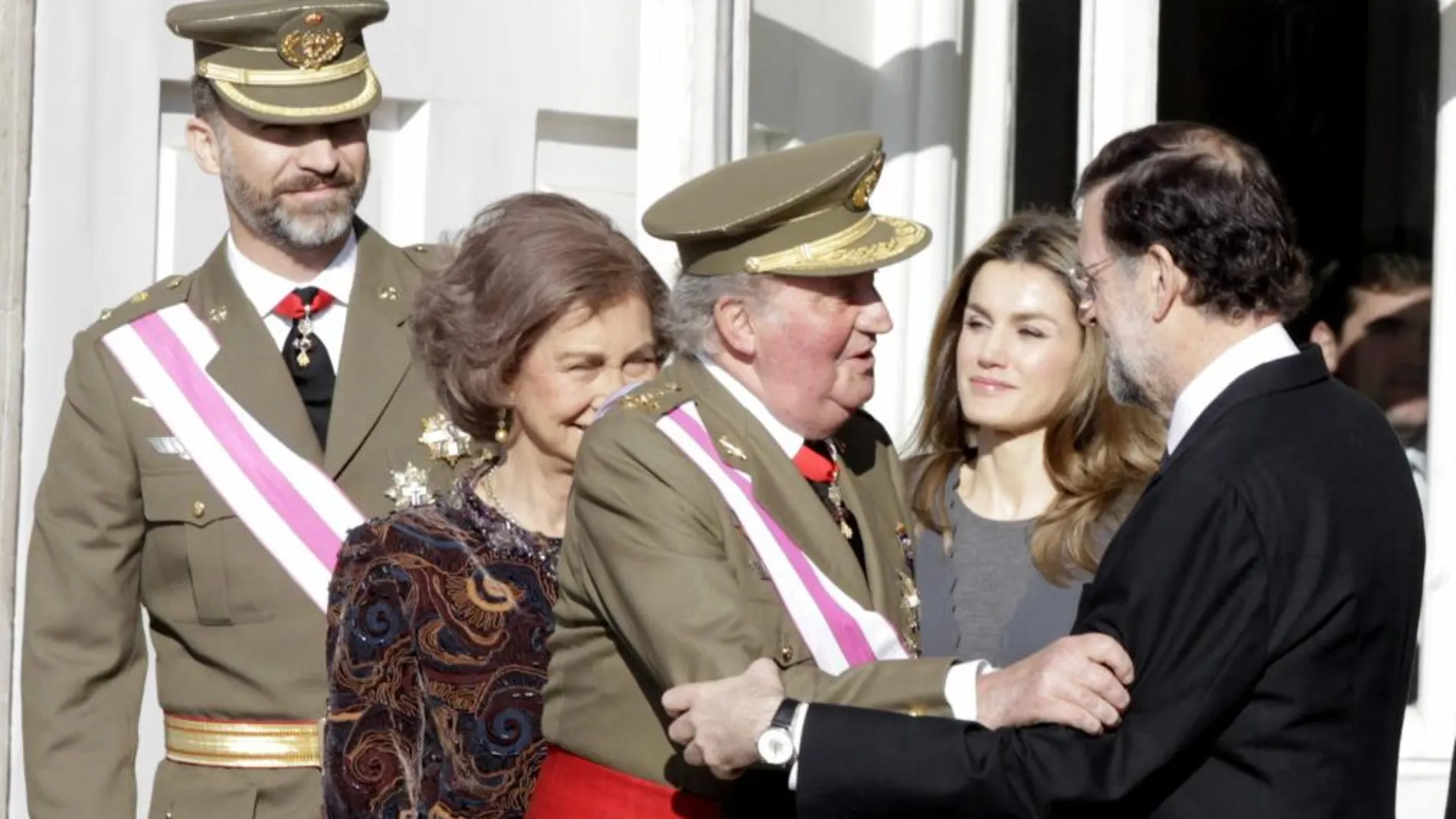 El Rey Juan Carlos, junto a la Reina Sofía y los Príncipes de Asturias, saluda al presidente del Gobierno, Mariano Rajoy