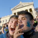 Dos jóvenes fuman marihuana ayer, frente al Parlamento de Uruguay
