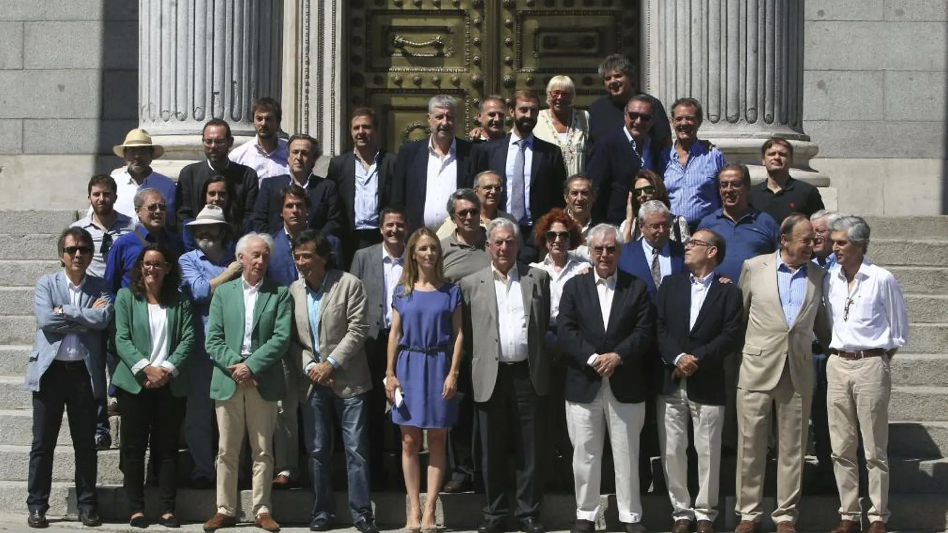 Foto de familia de la diputada del PP Cayetana Álvarez de Toledo (c), junto a Mario Vargas Llosa (c-d), y algunos de los firmantes del manifiesto fundacional de Libres e Iguales.
