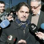 El exdiputado de CiU Oriol Pujol, junto a su abogado Xavier Melero (d), al salir del juzgado