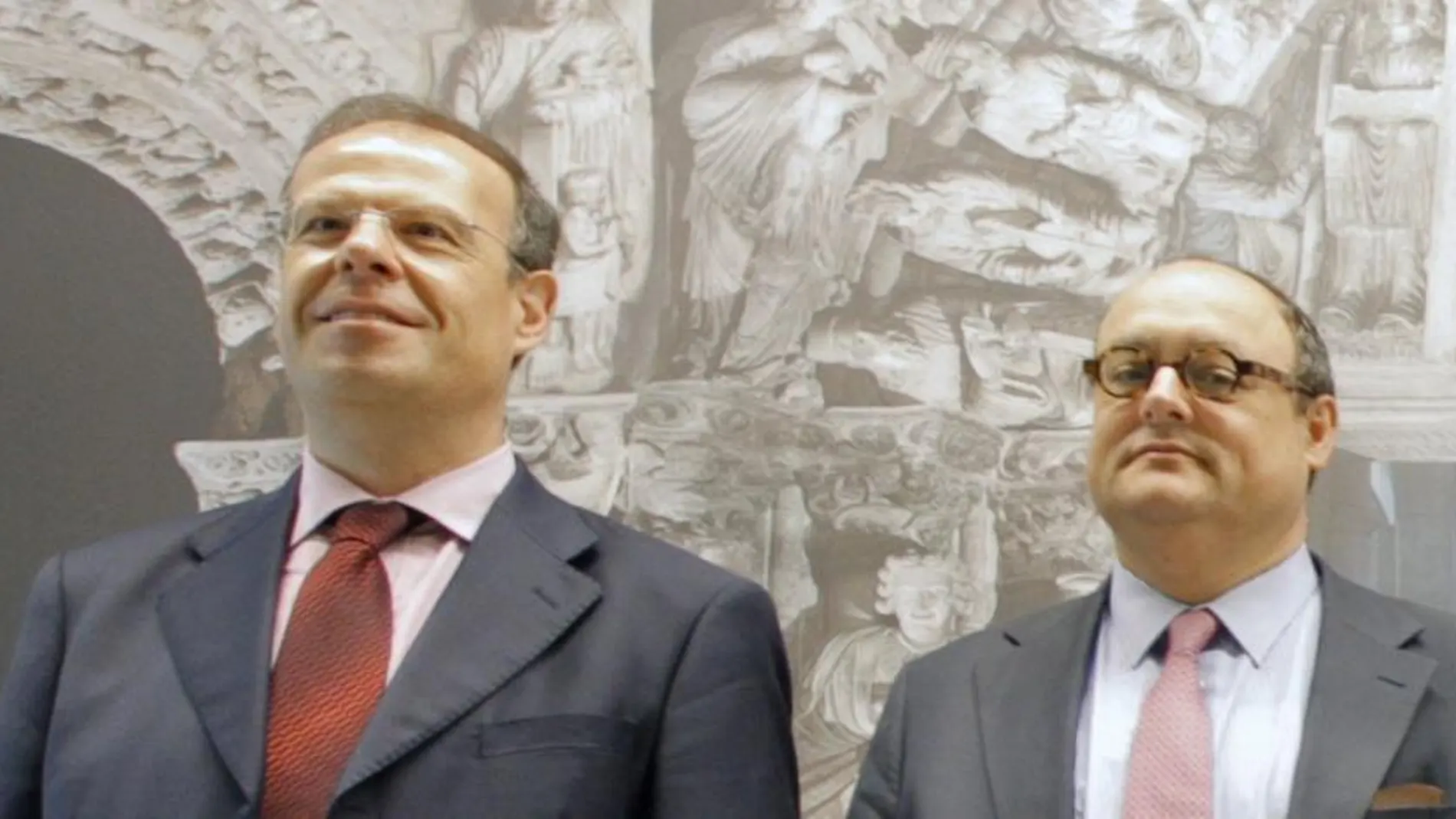 Imagen de archivo del ex director general de Novacaixagalicia, José Luis Pego, (izq) y el ex director general adjunto, Javier García de Paredes