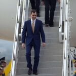 El Príncipe desciende del avión a su llegada a Honduras