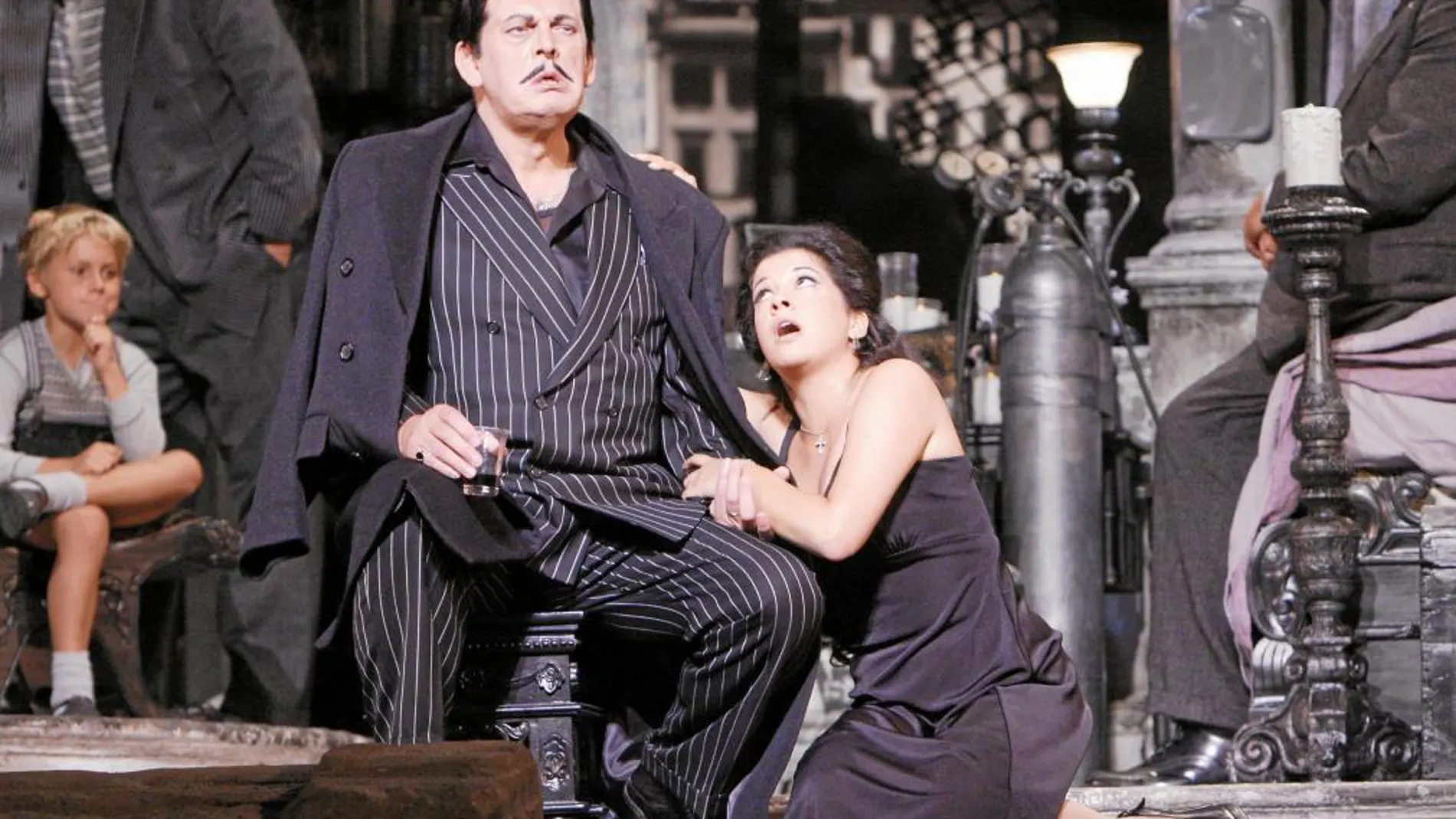 EL ORIGINAL. Thomas Allen y Laura Tatulescu, en la producción de 2008 de «Gianni Schicchi» que estrenó la Ópera de Los Ángeles