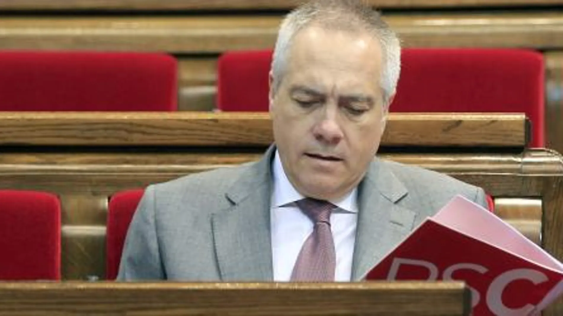 El líder del PSC, Pere Navarro, repasa unos papeles en un momento de la sesión de control del Parlament.