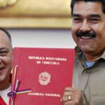 Diosdado Cabello (Izda.), entrega la Ley Habilitante a Nicolás Maduro