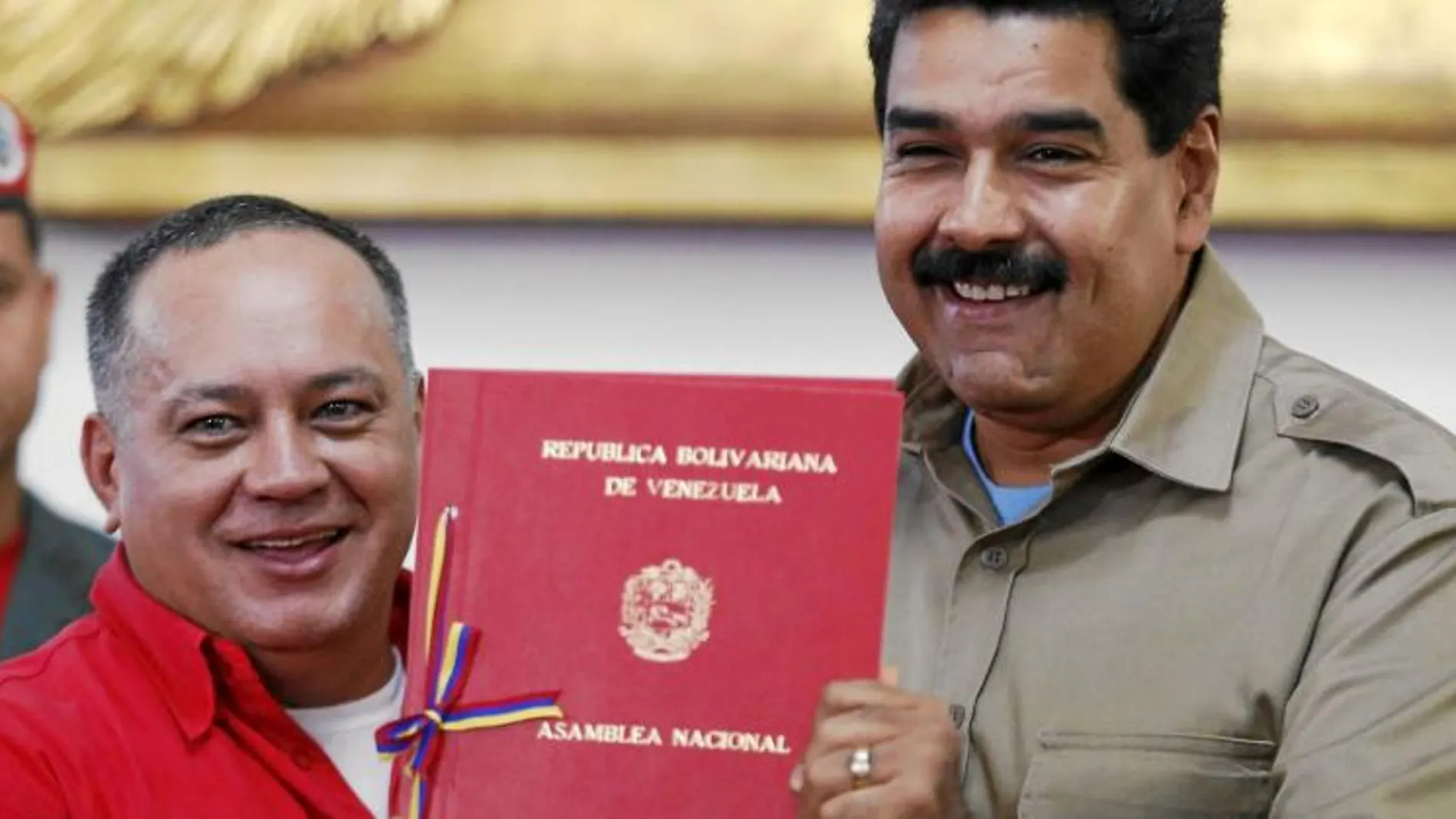 Diosdado Cabello (Izda.), entrega la Ley Habilitante a Nicolás Maduro