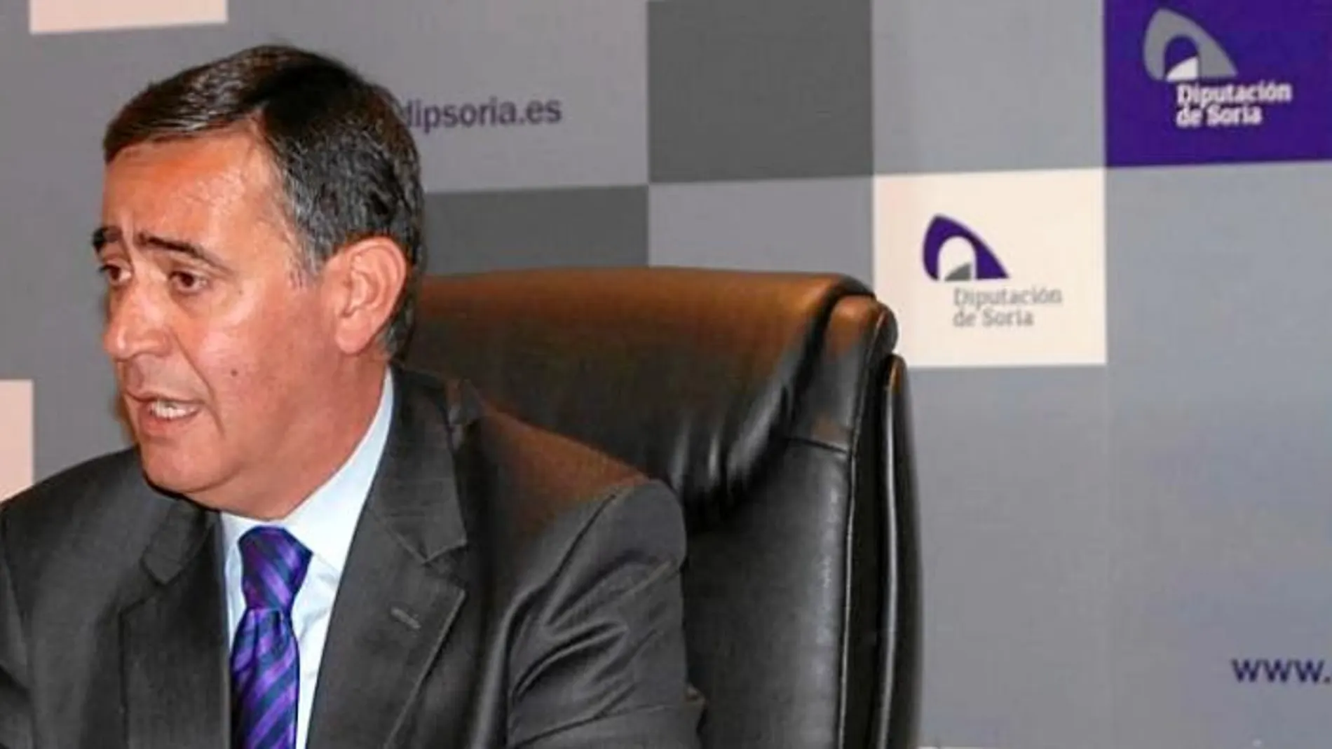 El presidente de la Diputación de Soria, Antonio Pardo, explica la oferta presentada para «salvar» Puertas Norma