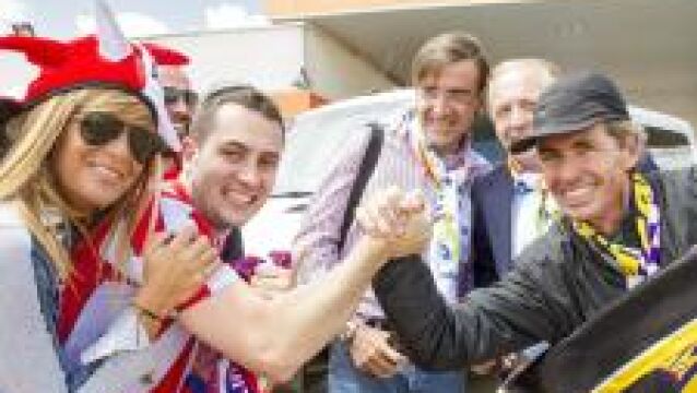 Aficionados del Atlético de Madrid y del Real Madrid paran en la estación de Servicio Las Bóvedas, en Badajoz, antes de entrar en Portugal camino de Lisboa