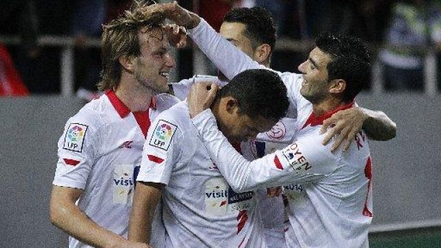 El delantero colombiano del Sevilla FC Carlos Bacca celebra su gol
