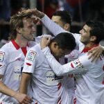 El delantero colombiano del Sevilla FC Carlos Bacca celebra su gol