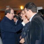 Herrera saluda a Ángel Hernández y Agustín Prieto.