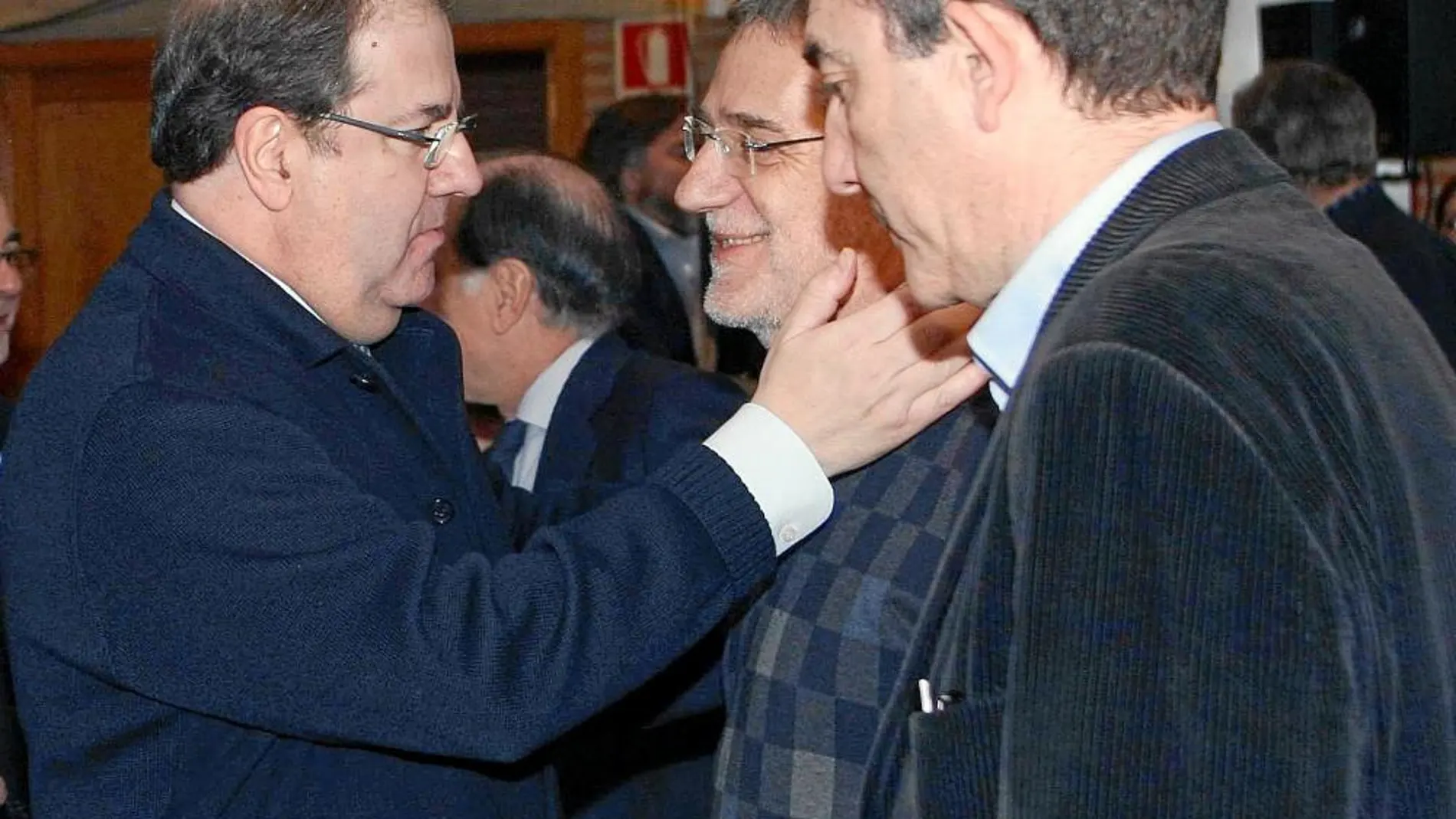 Herrera saluda a Ángel Hernández y Agustín Prieto.