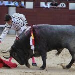 Derechazo del madrileño Fernando Robleño al primer toro de José Escolar de la tarde