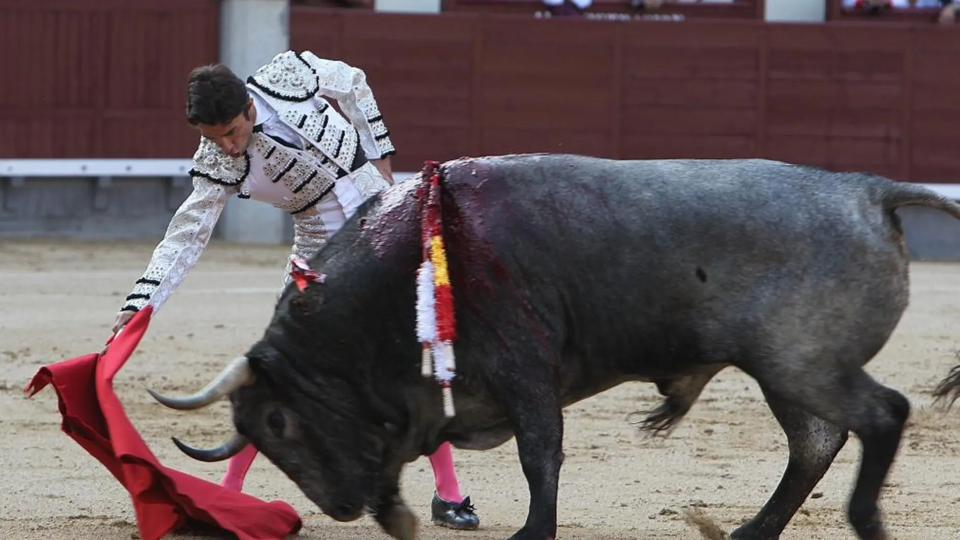 Derechazo del madrileño Fernando Robleño al primer toro de José Escolar de la tarde