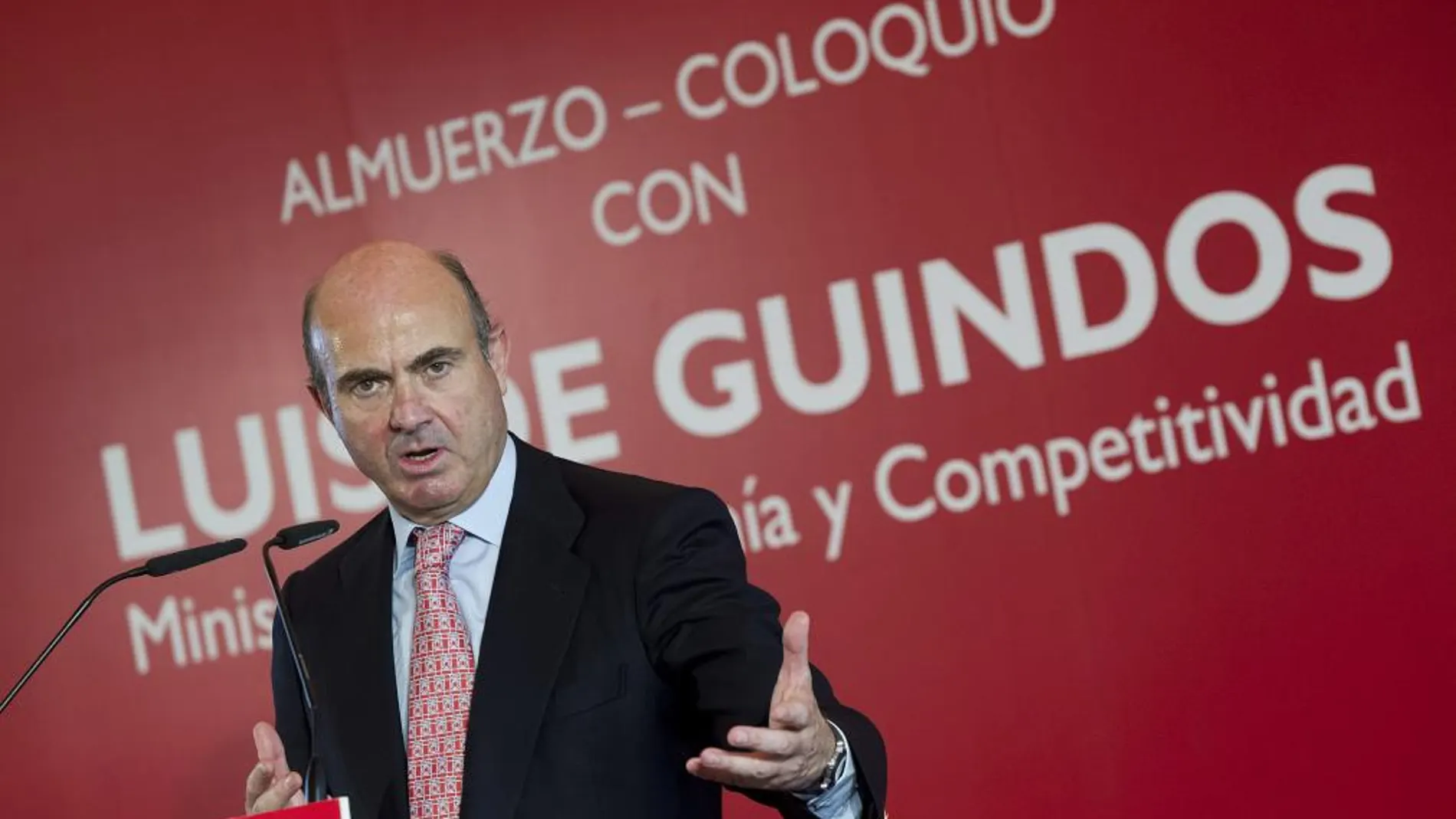 El ministro de Economía, Luis de Guindos, durante su participación hoy en Málaga en un almuerzo-coloquio.