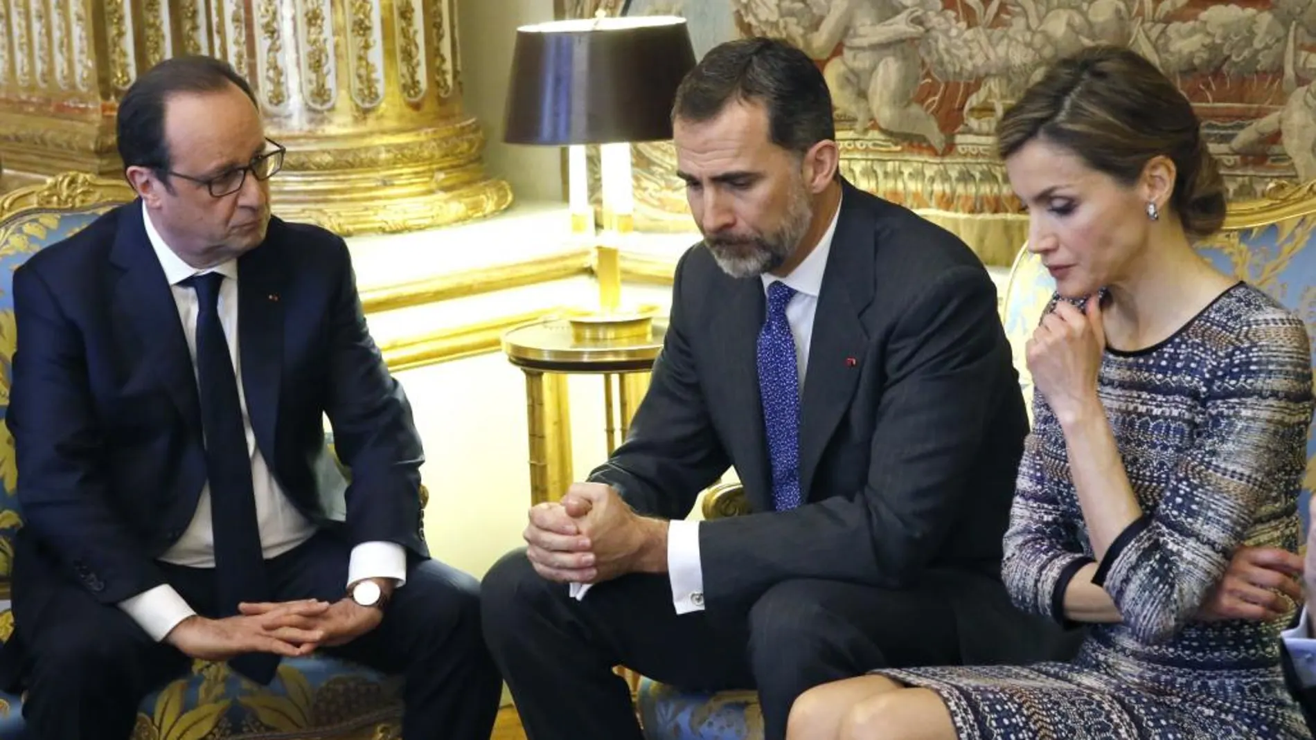 Los Reyes de España durante la reunión que mantuvieron hoy en el Palacio del Elíseo con el presidente francés François Hollande tras su llegada a París
